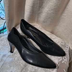 vintage T R Bentley black faux leather pumps